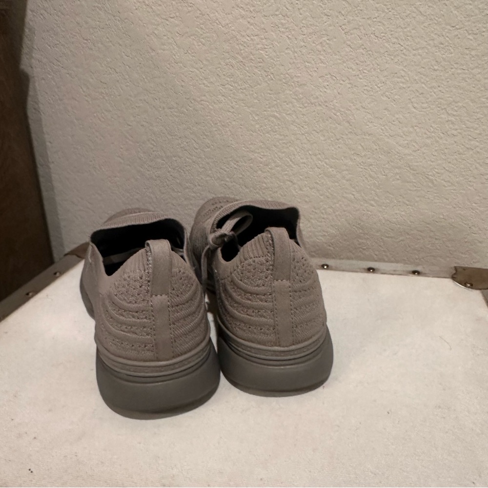 APL’s Unisex
Athletic Shoes
Grey Sz 7.5 M which will fit Women 8.5/9 - Picture 3 of 4